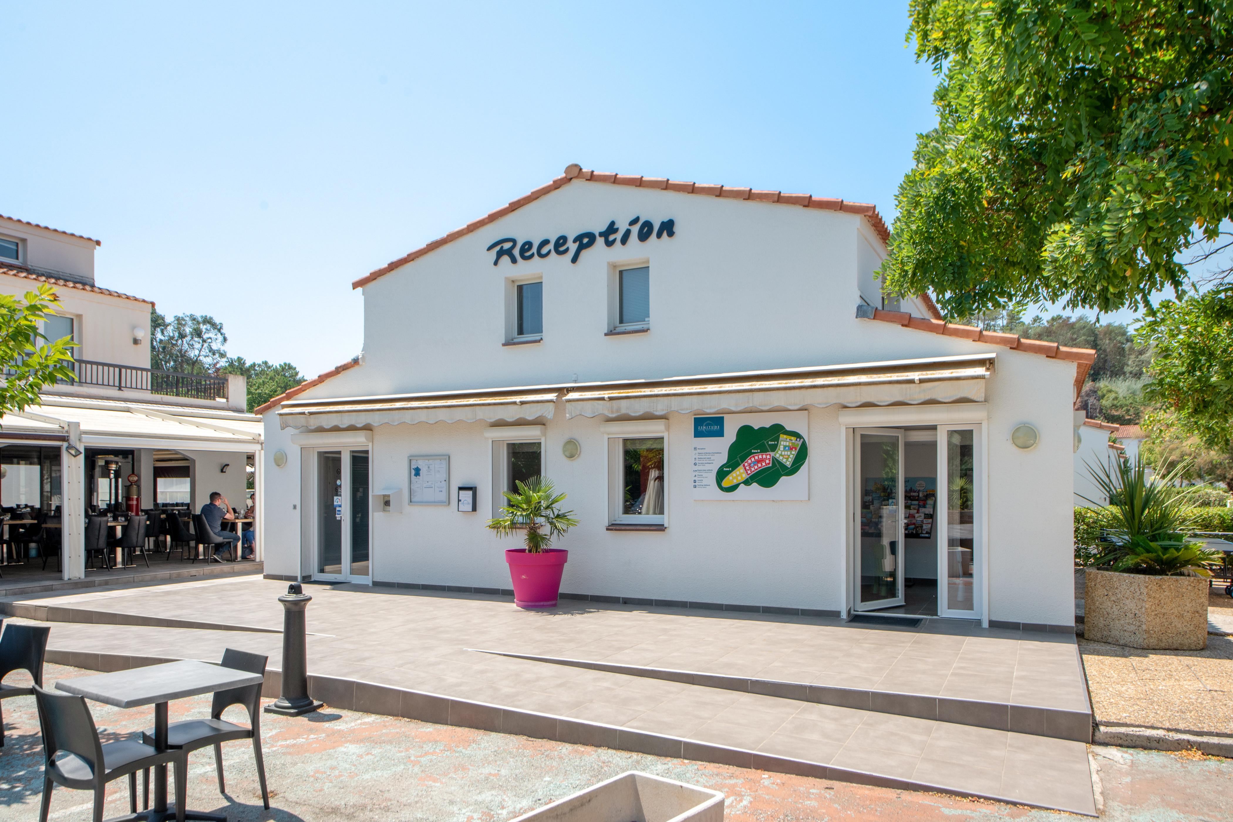 Comfort Aparthotel Mandelieu La Napoule Village Bagian luar foto
