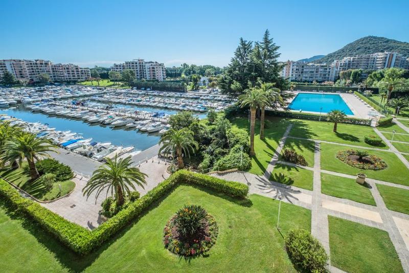 Comfort Aparthotel Mandelieu La Napoule Village Bagian luar foto